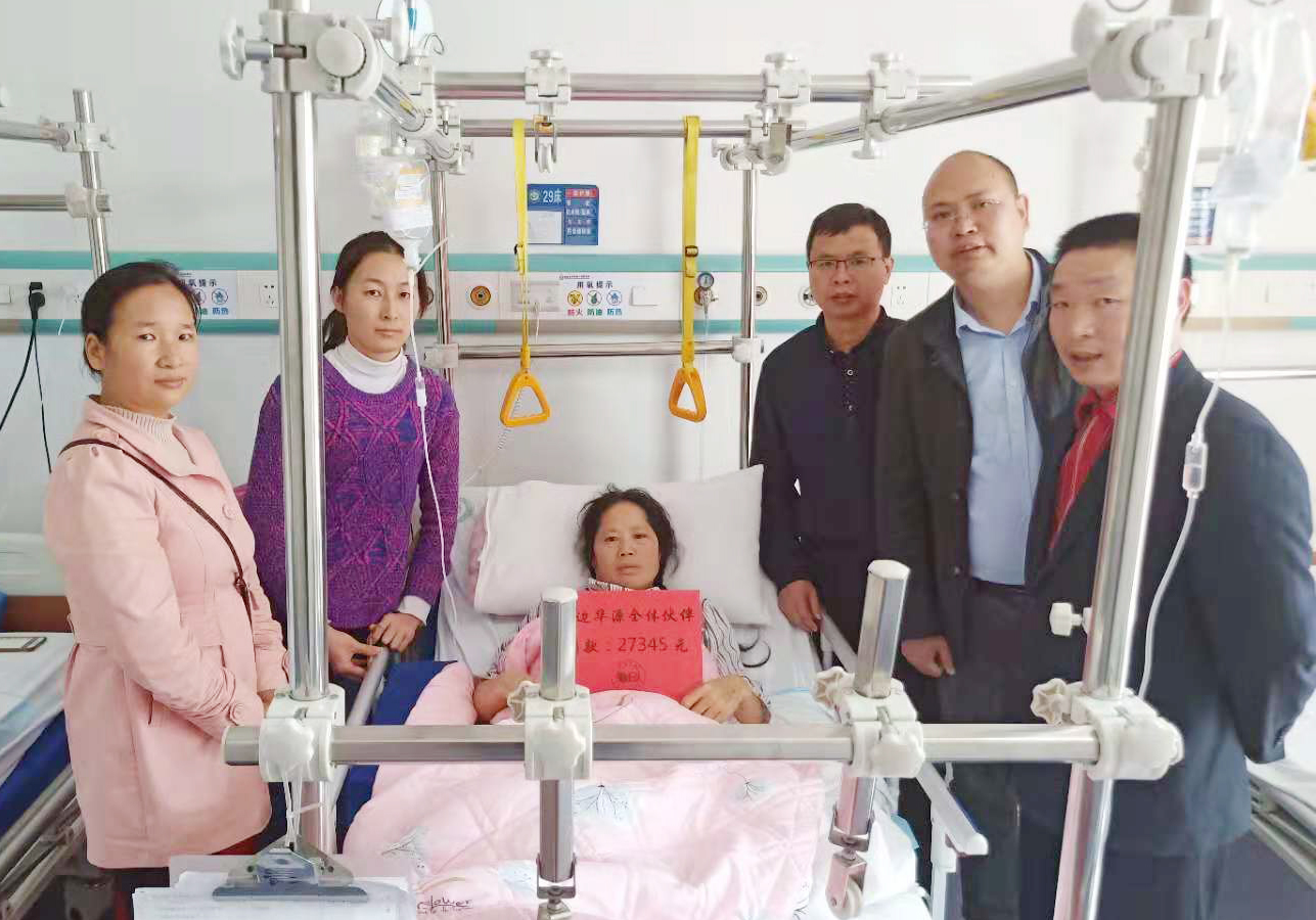 在醫院探望江滿娣